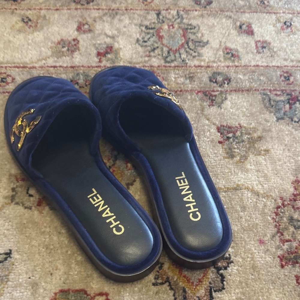 CHANEL Navy Quilted Velvet Slide Sandals with Gold CC Logos - Picture 4 of 4